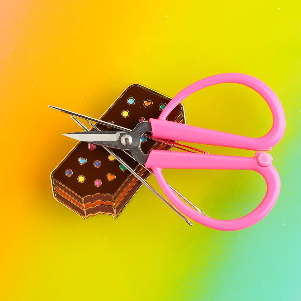 Glitterland Rainbow Brownie Needle Minder